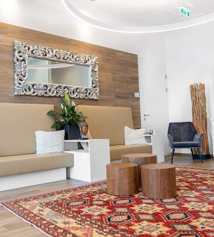 Wartezimmer Kinderwunschklinik Dr. Loimer Innenraumaufnahme des Wartezimmers in der Kinderwunschklinik Dr. Loimer, genutzt im 3D-Rundgang für potenzielle Patienten.